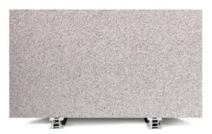 Dalle de granit rosé grenu présentée sur supports
