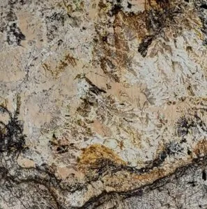 Gros plan sur une pierre dorée fortement veinée
