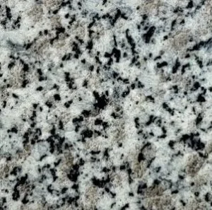Gros plan sur un granit blanc moucheté de noir