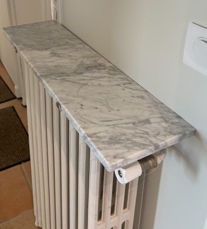 Tablette de Radiateur en Marbre de Carrare Naturel Modèle L&rsquo;Intemporelle