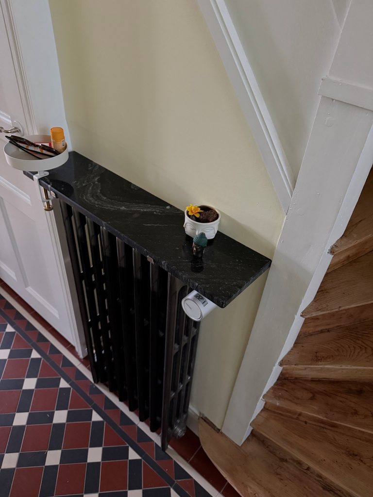 Tablette de radiateur en granit makalu naturel Modele L'Eclispe